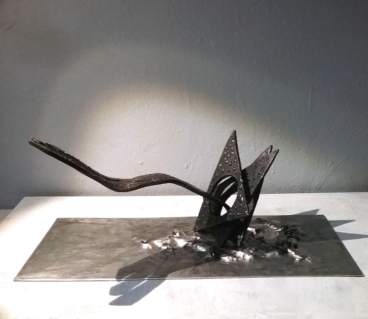 Destellos Escultura destellos, estrella abatida en bronce lateral